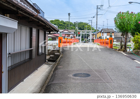 初秋の引田の街並み 御幸橋と誉田八幡宮の参道 香川県東かがわ市 初秋の引田の街並み 御幸橋と誉田八幡宮の参道 香川県東かがわ市 136950630