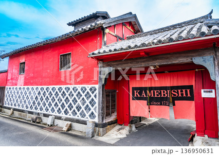 初秋の引田の街並み　かめびし屋の建造物群3　香川県東かがわ市 136950631