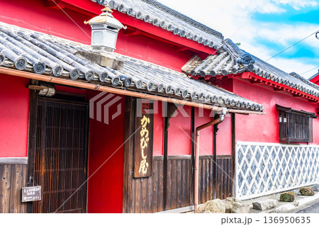 初秋の引田の街並み　かめびし屋の建造物群7　香川県東かがわ市 136950635