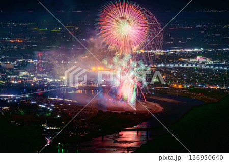 光の華、夜景の海。俯瞰でしか描けない物語がある。 八代全国花火競技大会(さかもと八竜天文台) 光の華、夜景の海。俯瞰でしか描けない物語がある。 八代全国花火競技大会(さかもと八竜天文台) 136950640