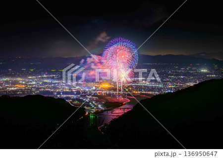 光の華、夜景の海。俯瞰でしか描けない物語がある。 八代全国花火競技大会(さかもと八竜天文台) 光の華、夜景の海。俯瞰でしか描けない物語がある。 八代全国花火競技大会(さかもと八竜天文台) 136950647