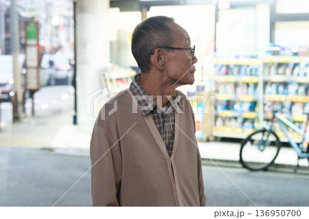 買い物帰りのシニア男性　夕方　迷う 136950700