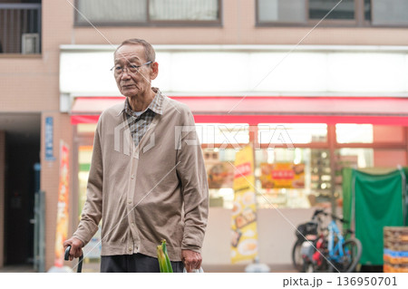 買い物帰りのシニア男性　夕方　迷う 136950701