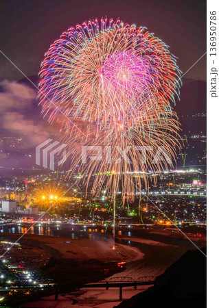 星よりも輝く瞬間、八代の夜景に咲く光の華　八代全国花火競技大会(さかもと八竜天文台) 136950786