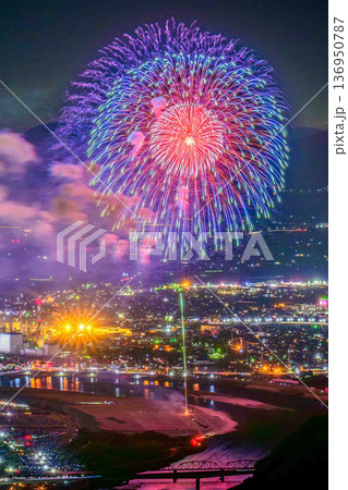 星よりも輝く瞬間、八代の夜景に咲く光の華　八代全国花火競技大会(さかもと八竜天文台) 136950787