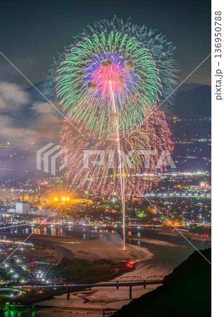 星よりも輝く瞬間、八代の夜景に咲く光の華　八代全国花火競技大会(さかもと八竜天文台) 136950788