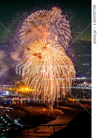 星よりも輝く瞬間、八代の夜景に咲く光の華　八代全国花火競技大会(さかもと八竜天文台) 136950790