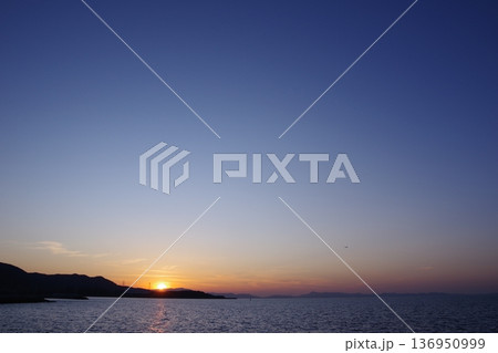 沈む夕日 136950999