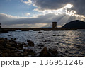 片島魚雷発射試験場跡と大村湾に差し込む光 136951246