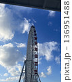 青空に観覧車の風景 136951488