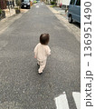 道路を探検する子供 136951490