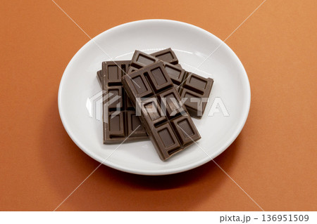 白い皿に乗った板チョコ:バレンタイン・製菓 白い皿に乗った板チョコ:バレンタイン・製菓 136951509