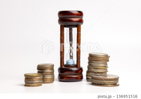 時は金なり：砂時計とコインの資産運用イメージ 136951516