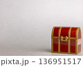 宝箱のミニチュア 136951517