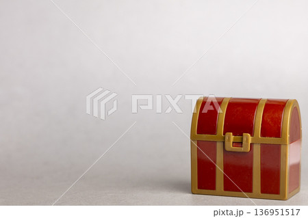宝箱のミニチュア 136951517