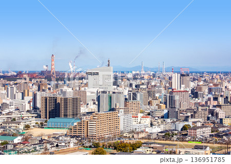 大分市街地と別府湾と四国の山並み 136951785