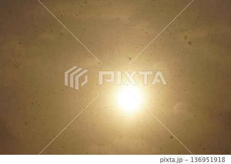 雪の中に日が沈む 雪の中に日が沈む 136951918