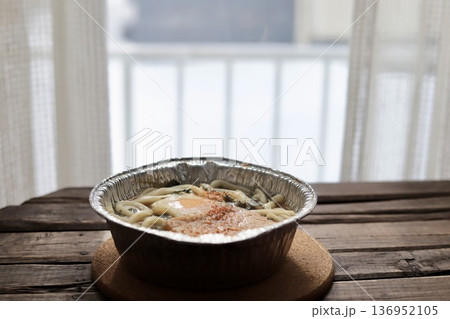 寒い冬に食べるアルミ鍋に入っているレトルトの鍋焼きうどん 寒い冬に食べるアルミ鍋に入っているレトルトの鍋焼きうどん 136952105