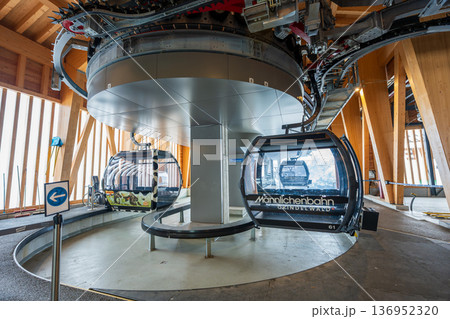 メンリヒェンロープウェイ駅。グリンデルヴァルト、ベルン州、スイス メンリヒェンロープウェイ駅。グリンデルヴァルト、ベルン州、スイス 136952320