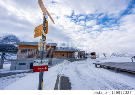 雪山の背景とメンリッヘンゴンドラ乗り場。グリンデルヴァルト、ベルン州、スイス 雪山の背景とメンリッヘンゴンドラ乗り場。グリンデルヴァルト、ベルン州、スイス 136952327