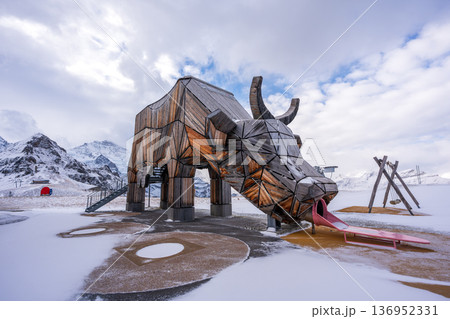 グリンデルヴァルトメンリッヒェンロープウェイ駅舎と木彫りの牛。グリンデルヴァルト、ベルン州、スイス グリンデルヴァルトメンリッヒェンロープウェイ駅舎と木彫りの牛。グリンデルヴァルト、ベルン州、スイス 136952331