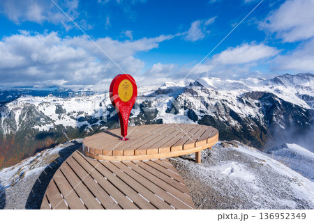 メンリッヒェン山頂の巨大な赤い位置ピンのモニュメントと雪山。グリンデルヴァルト、ベルン州、スイス メンリッヒェン山頂の巨大な赤い位置ピンのモニュメントと雪山。グリンデルヴァルト、ベルン州、スイス 136952349