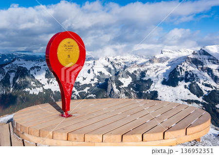 メンリヒェン山頂にある巨大な赤いピンの目印。グリンデルヴァルト、ベルン州、スイス 136952351
