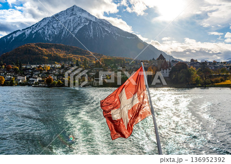 ニーセン山を背景にした遊覧船のスイス国旗。シュピーツ、ベルン州、スイス ニーセン山を背景にした遊覧船のスイス国旗。シュピーツ、ベルン州、スイス 136952392