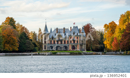 トゥーン湖畔の秋の公園に建つシャドー城の歴史的な建築。トゥーン、ベルン州、スイス 136952401