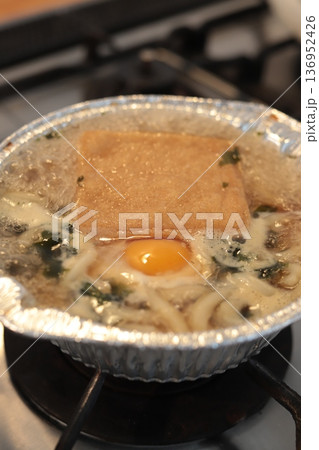 アルミ鍋の鍋焼きうどんを火にかけて煮立たせているところ アルミ鍋の鍋焼きうどんを火にかけて煮立たせているところ 136952426