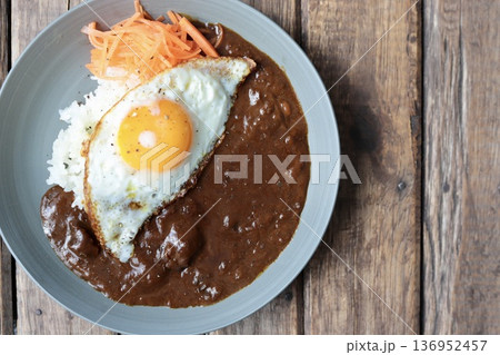 キャロットラペと目玉焼きトッピングの欧風ビーフカレー キャロットラペと目玉焼きトッピングの欧風ビーフカレー 136952457