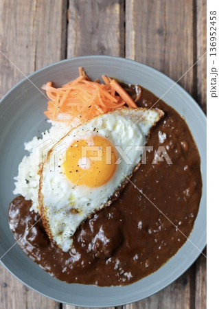 キャロットラペと目玉焼きトッピングの欧風ビーフカレー 136952458