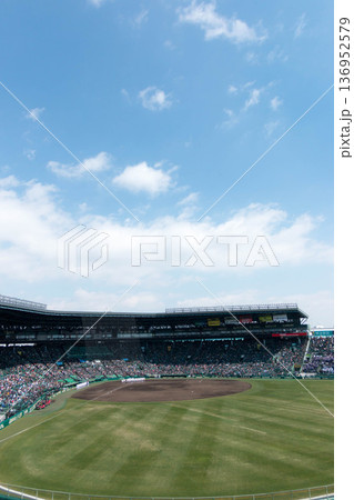 青空に包まれた甲子園球場 高校野球大会の風景 青空に包まれた甲子園球場 高校野球大会の風景 136952579