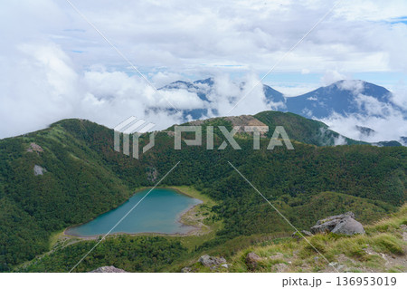 日光白根山から望む五色沼と山岳風景 日本百名山の絶景 日光白根山から望む五色沼と山岳風景 日本百名山の絶景 136953019