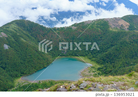 日光白根山から望む五色沼と山岳風景 日本百名山の絶景 日光白根山から望む五色沼と山岳風景 日本百名山の絶景 136953021