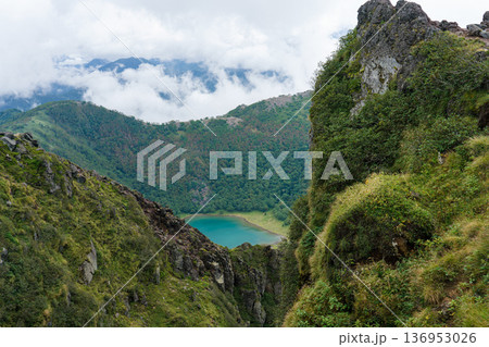 日光白根山から望む五色沼と山岳風景 日本百名山の絶景 136953026