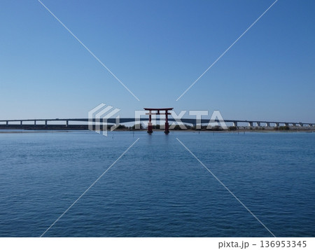浜名湖の浜名大橋と弁天島の赤鳥居 浜名湖の浜名大橋と弁天島の赤鳥居 136953345