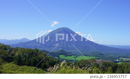 青空の下にそびえる羊蹄山(2024年9月撮影) 青空の下にそびえる羊蹄山(2024年9月撮影) 136953757