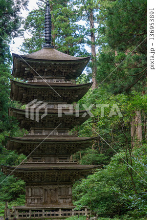 羽黒山の五重塔 杉林に佇む歴史的建造物 136953891