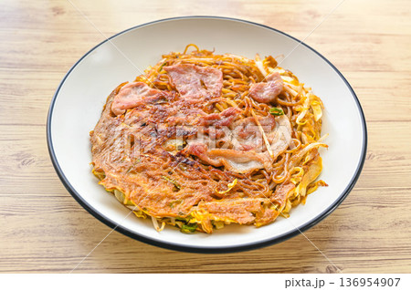焼きそば お好み焼き風 焼きそば お好み焼き風 136954907