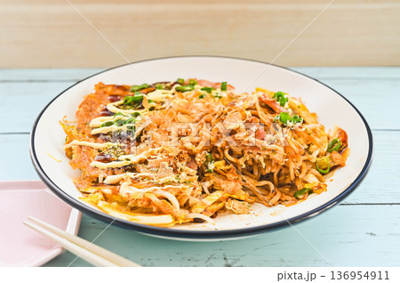 焼きそば お好み焼き風 焼きそば お好み焼き風 136954911