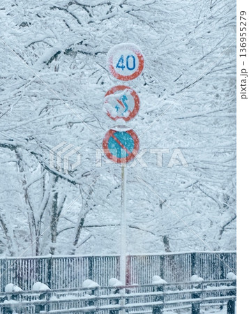 雪の中の道路標識 136955279