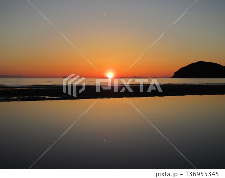 香川県三豊市 父母ヶ浜の夕焼け 香川県三豊市 父母ヶ浜の夕焼け 136955345
