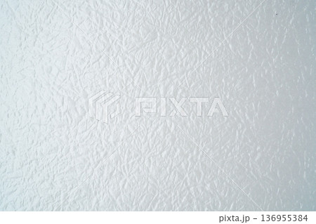 テクスチャ・背景素材(おうとつのある白い紙) 136955384