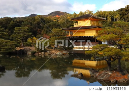 金閣寺の紅葉 金閣寺の紅葉 136955566