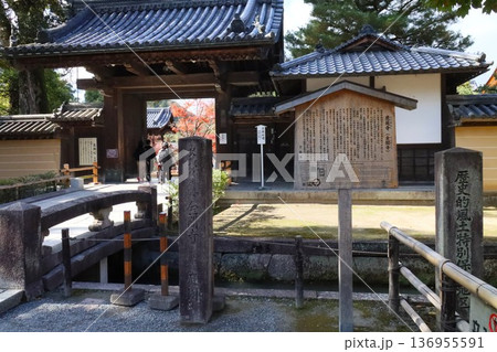 金閣寺の紅葉 136955591