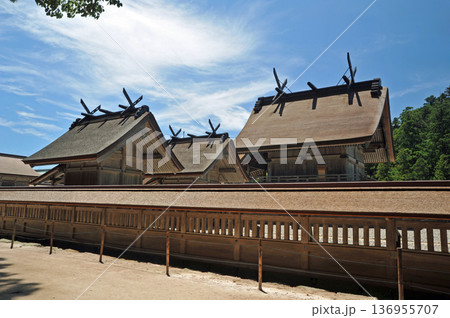 青空に映える出雲大社 136955707