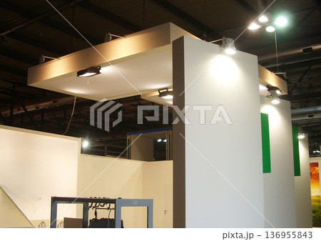 見本市会場 国際展示場 会場 ブースづくり 施工作業 見本市会場 国際展示場 会場 ブースづくり 施工作業 136955843