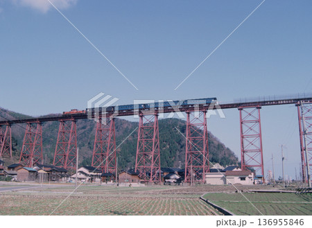 餘部鉄橋を見上げる大迫力の構図 DD51旧型客車 昭和の山陰本線 鉄道のある風景 136955846