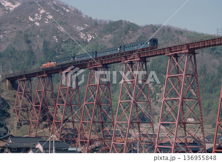 1986年 春の餘部鉄橋 雪山を背に走るDD51牽引、旧型客車 136955848